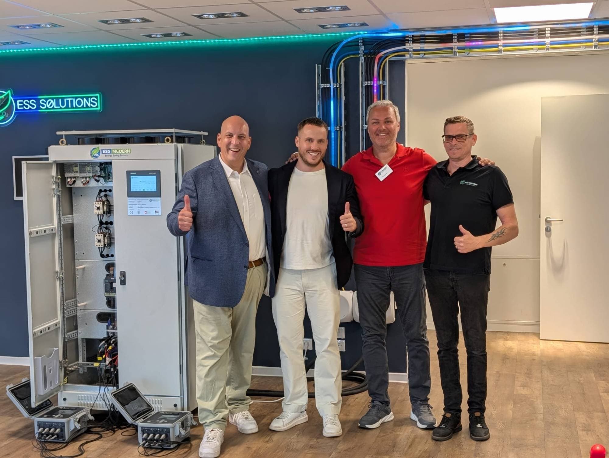 Ruben Danz mit drei Vertretern von ESS Modern vor einer Energiesparanlage