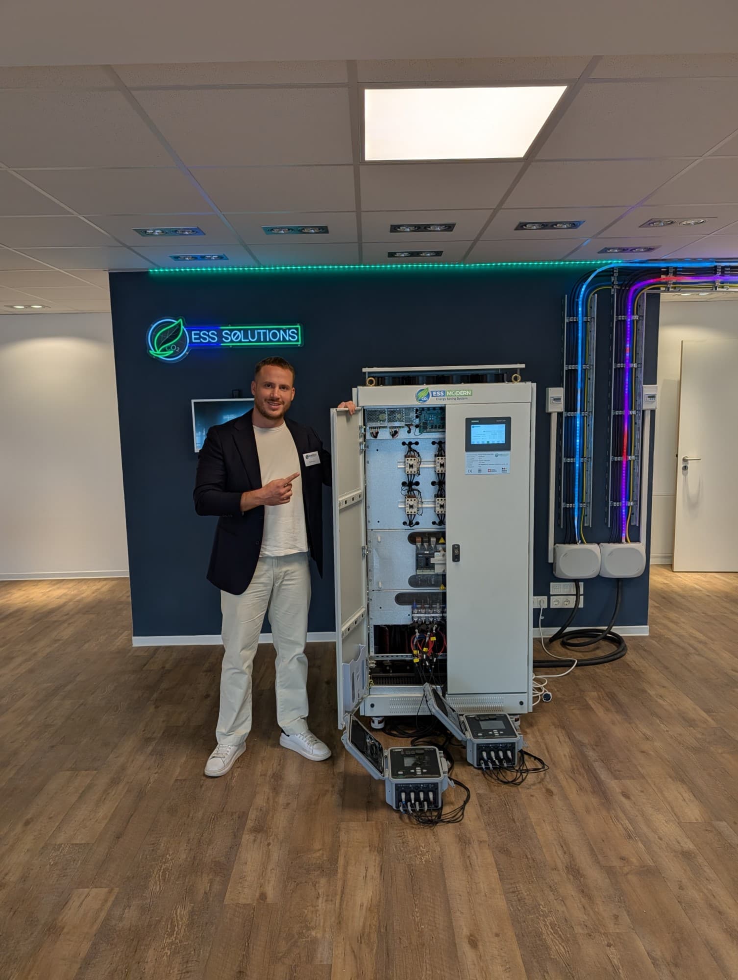 Ruben Danz vor einer Energiesparanlage von ESS Modern