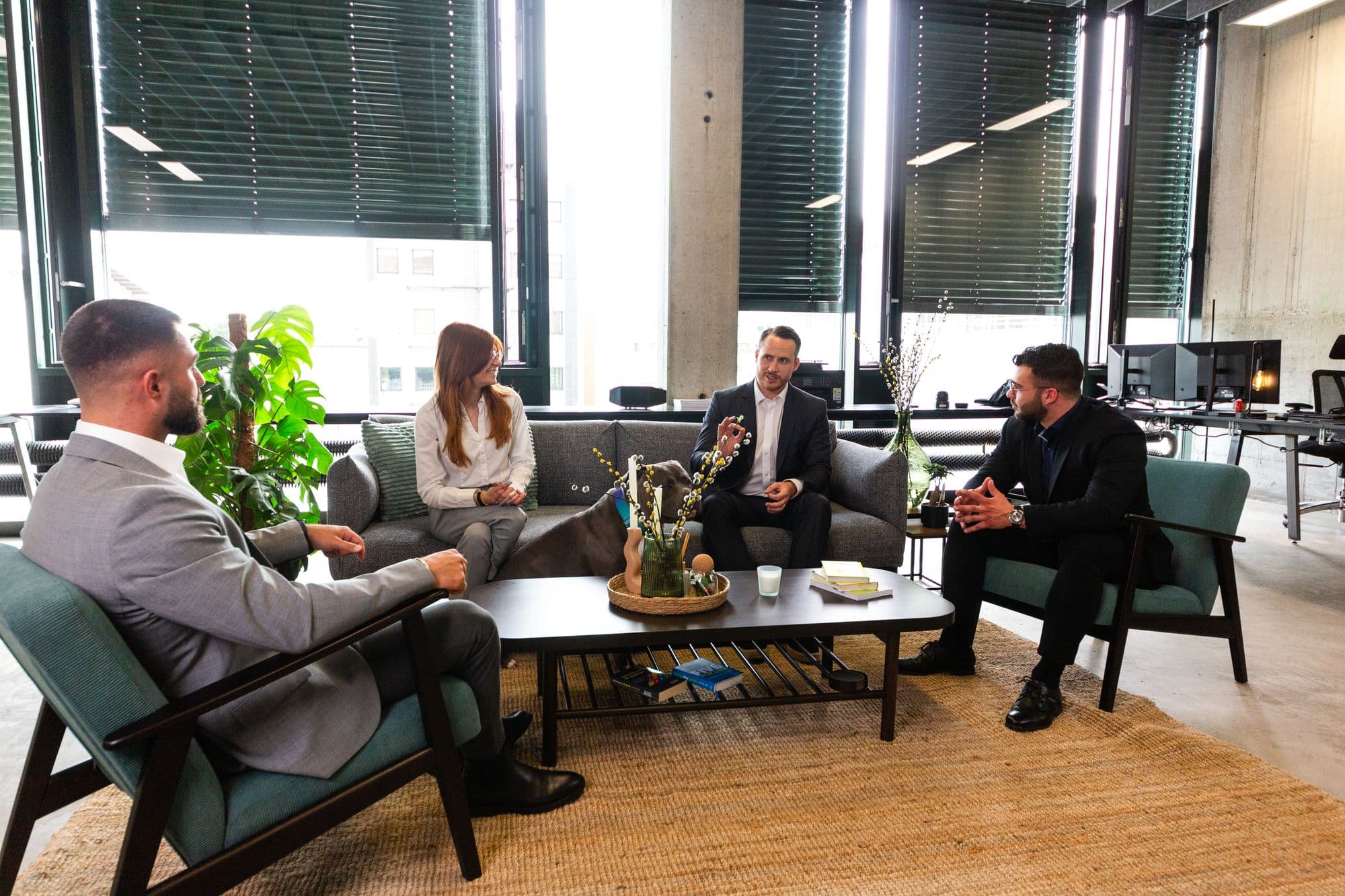 Das DANZ-Team im Gespräch im Büro
